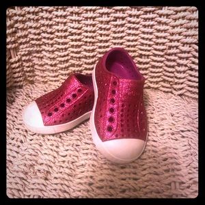 Native size 4 glitter dark pink shoe